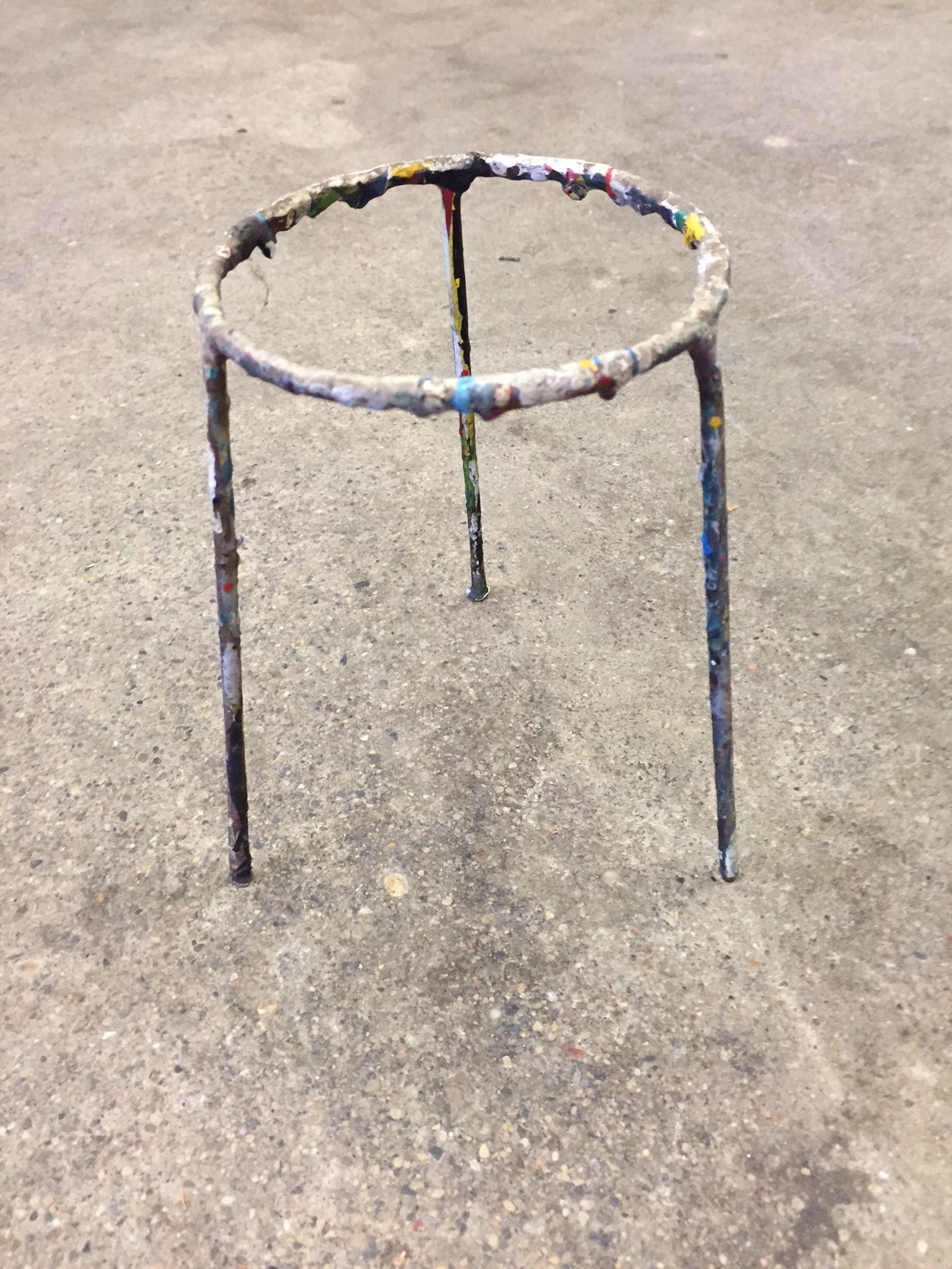 short paint can stand